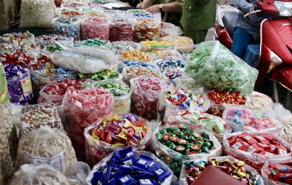 B&aacute;n sữa, b&aacute;nh kẹo... phải kh&aacute;m sức khỏe
